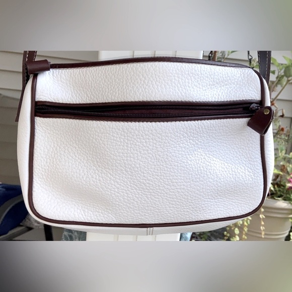 VGU Medallion Brand Crossbody Bag in Very Good, Clean Condition- Beautiful Piece - Picture 10 of 16